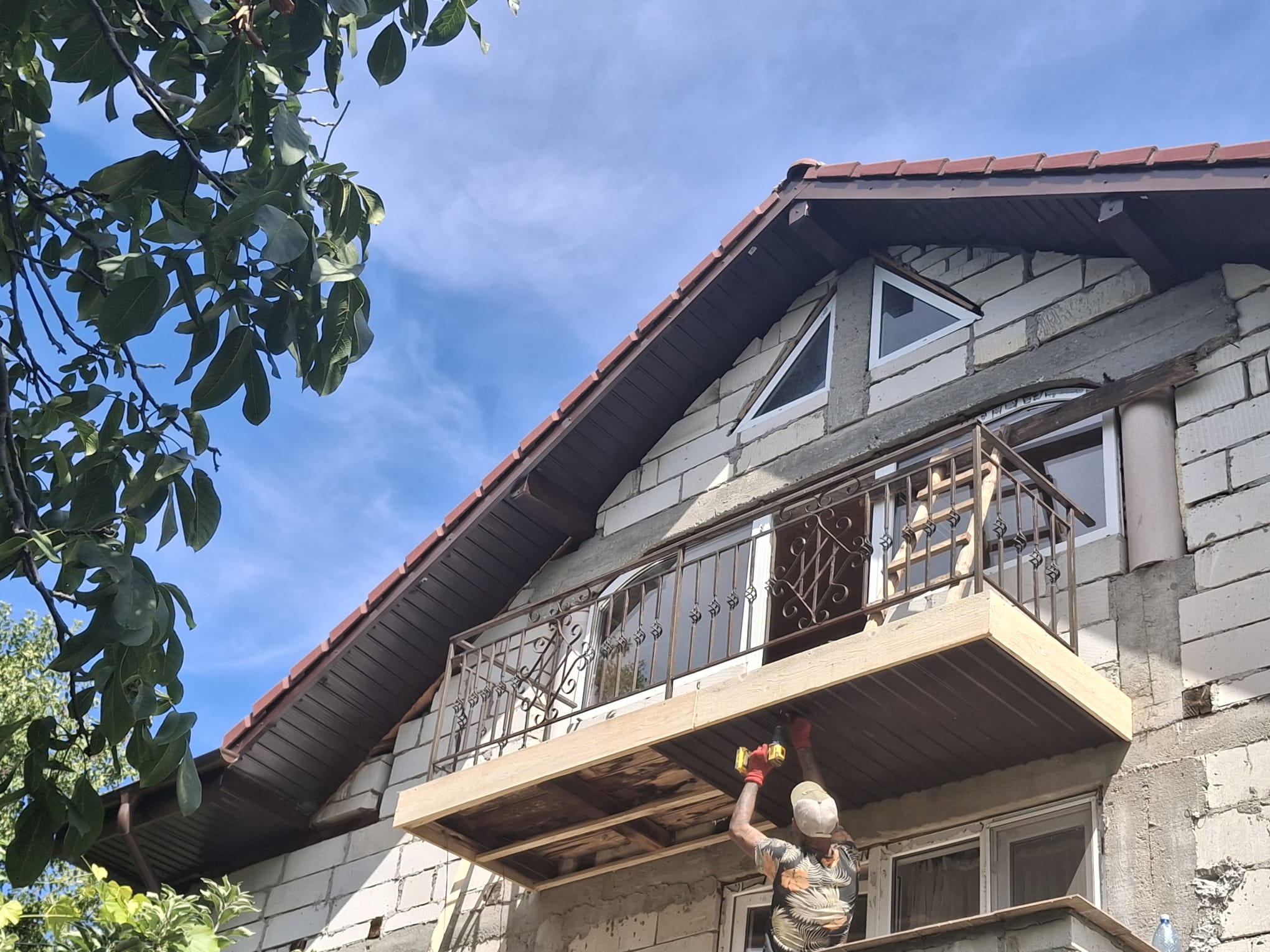 Executare lucrare sageac metalic, montaj jgheaburi si burlane