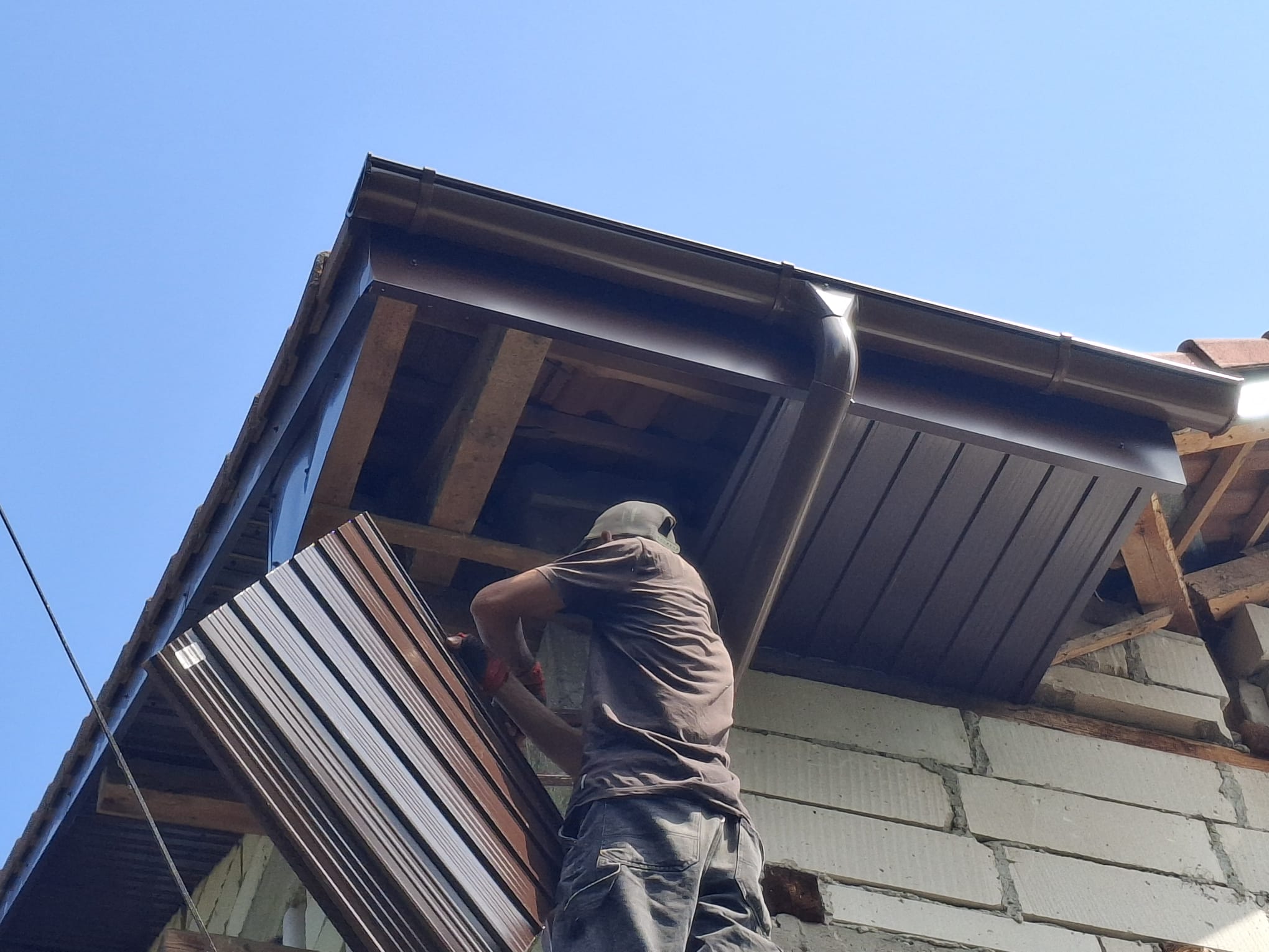 Executare lucrare sageac metalic, montaj jgheaburi si burlane