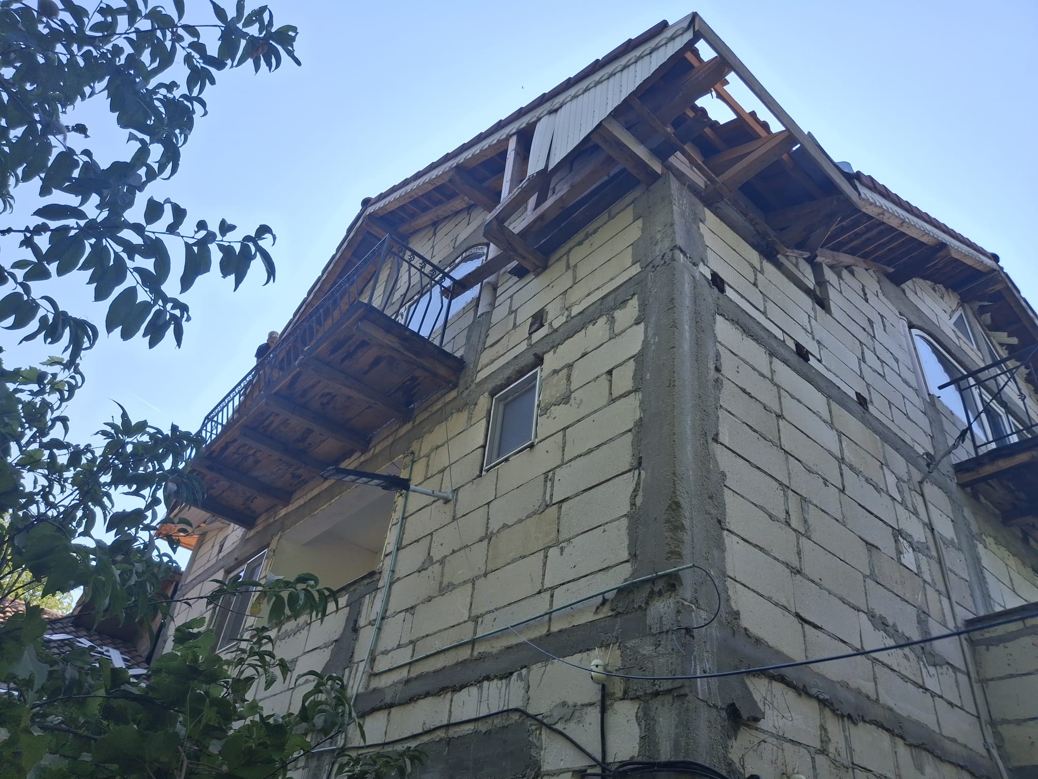 Executare lucrare sageac metalic, montaj jgheaburi si burlane