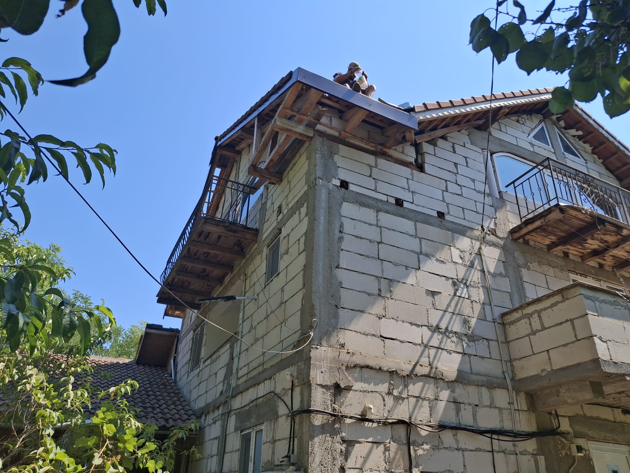 Executare lucrare sageac metalic, montaj jgheaburi si burlane