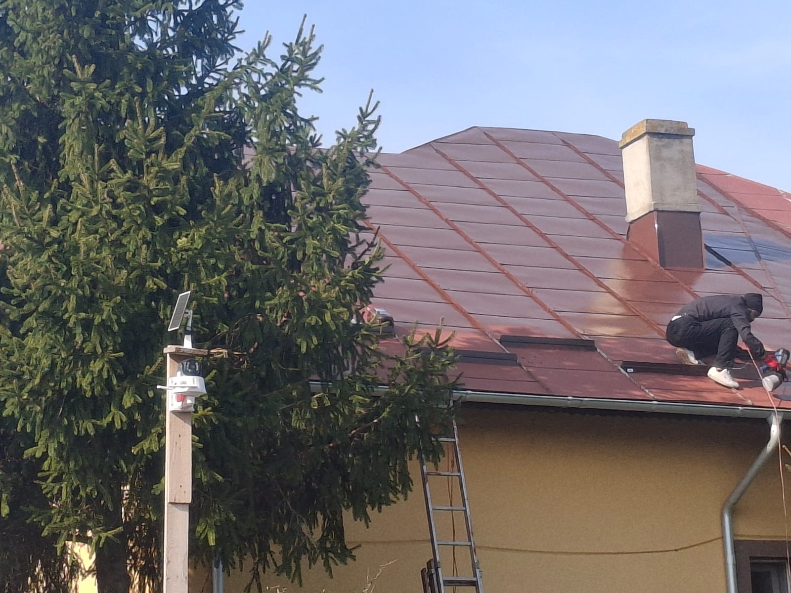 Curatare, grunduire si vopsitorie acoperis