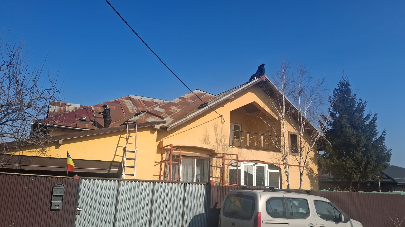 Curatare, grunduire si vopsitorie acoperis