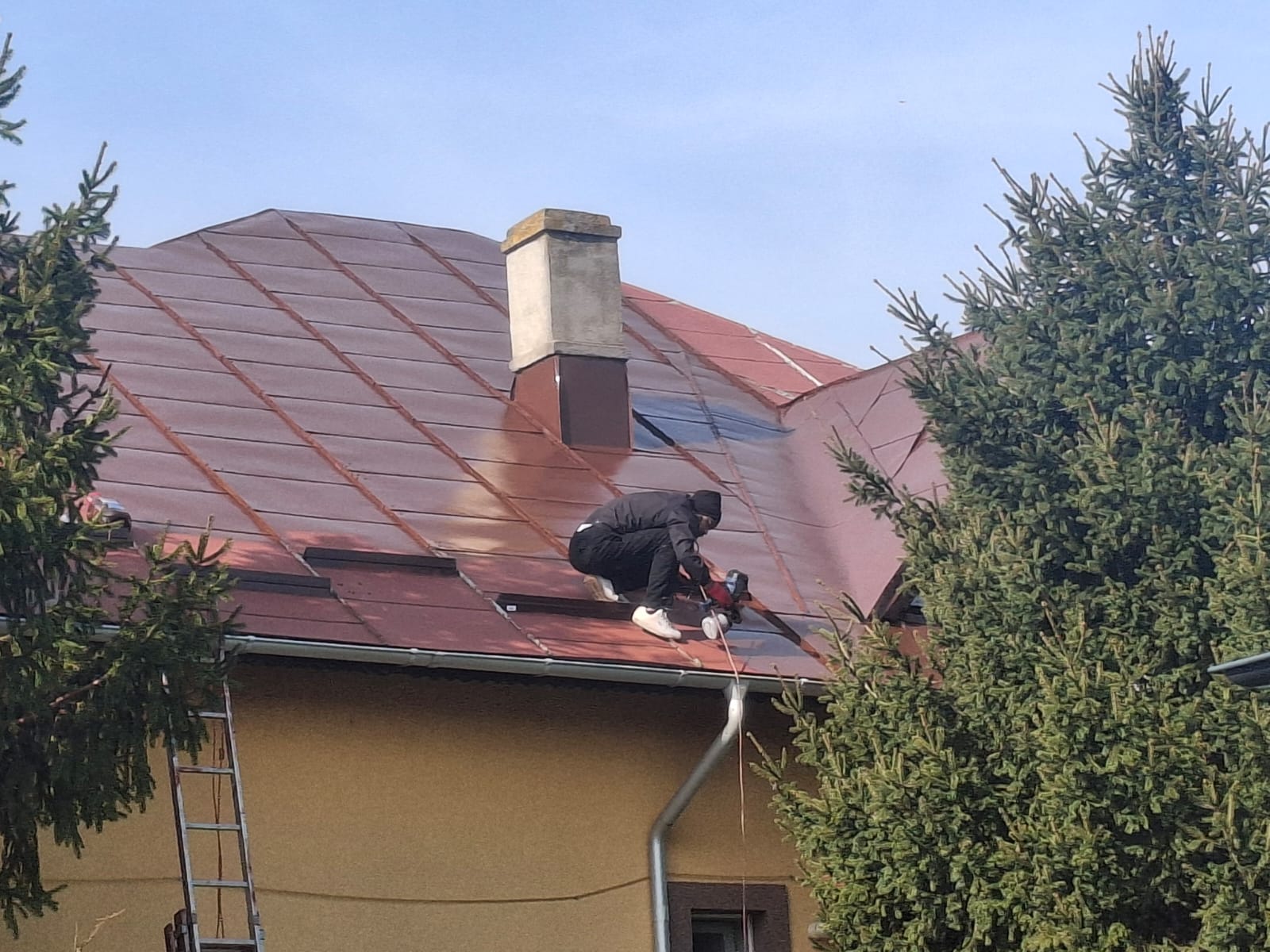 Curatare, grunduire si vopsitorie acoperis