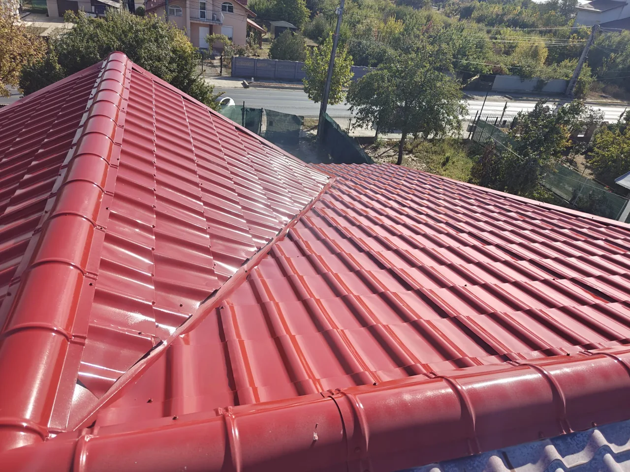 Învelitoare metalică roșie, detaliu de coamă și dolie
