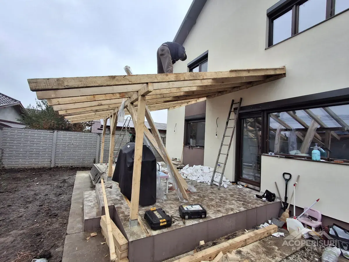 Structura din lemn a acoperișului terasei din comuna Berceni
