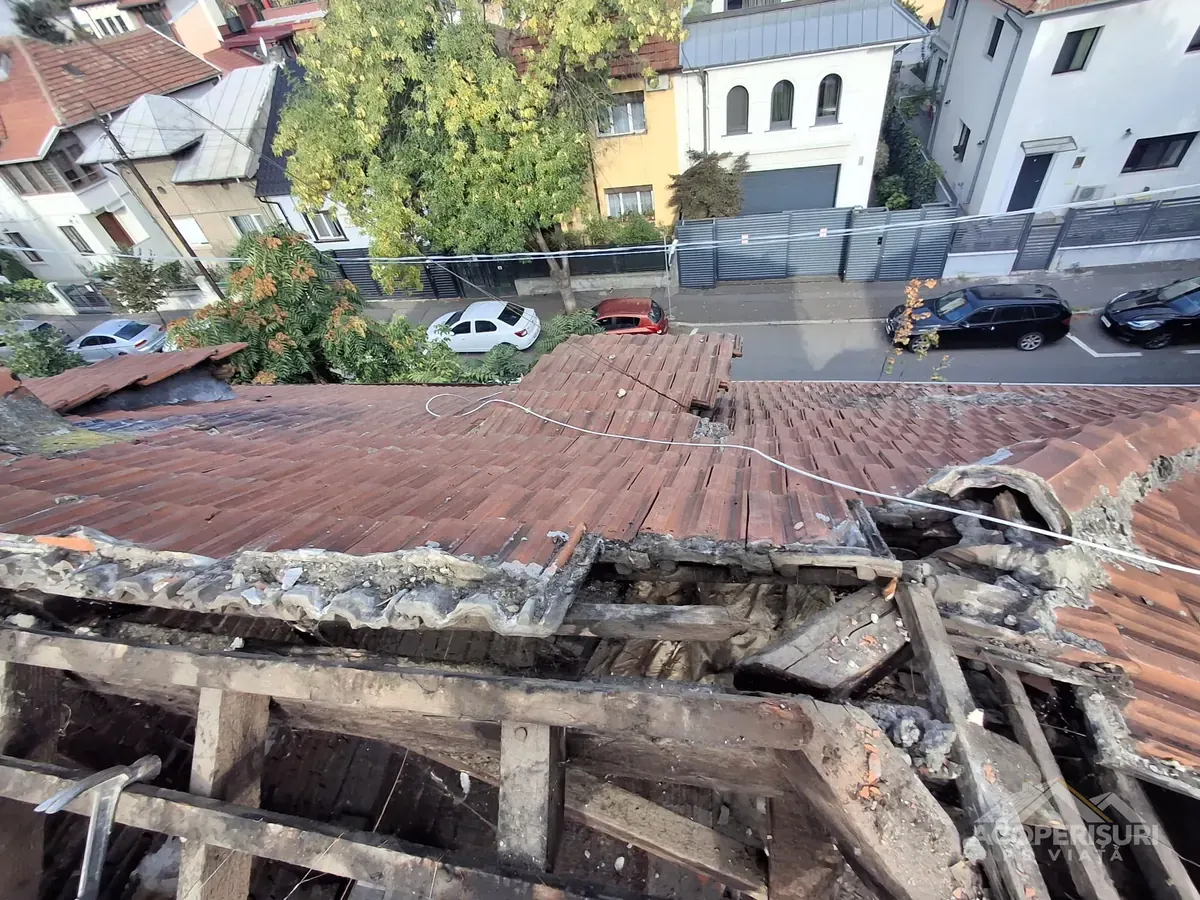Decopertarea acoperișului vechi și expunerea suportului din lemn