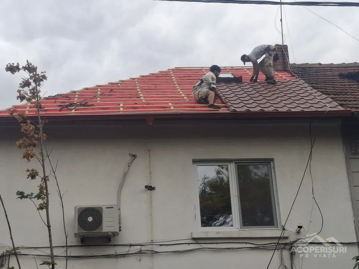 Montajul panourilor de țiglă metalică la imobilul din Sector 1