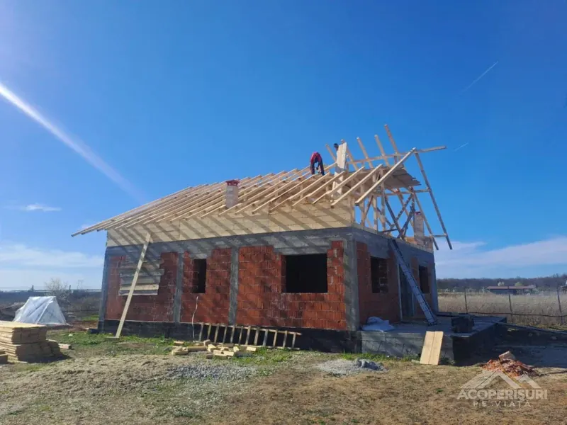 Dulgherie pentru acoperișul unei case din Joița Dulgherie pentru acoperișul unei case din Joița